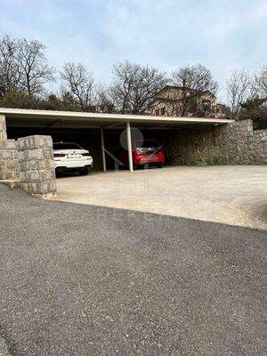 Die Stellplätze sind teilweise überdacht