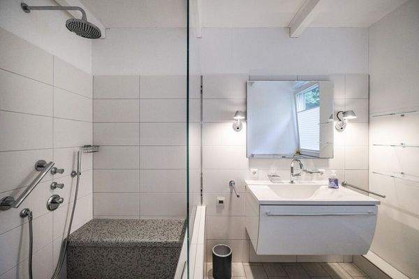 Badezimmer mit beheizbarer Duschbank