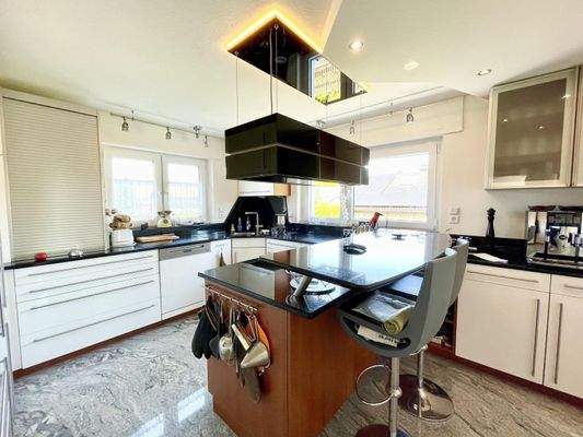 die moderne Küche mit Kochinsel