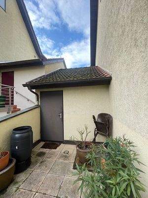 Foto 6 Garage mit Tür zum Garten .jpg