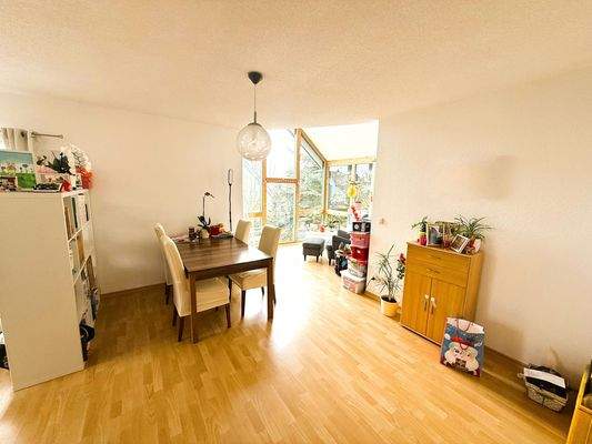 Helles Esszimmer mit Balkon