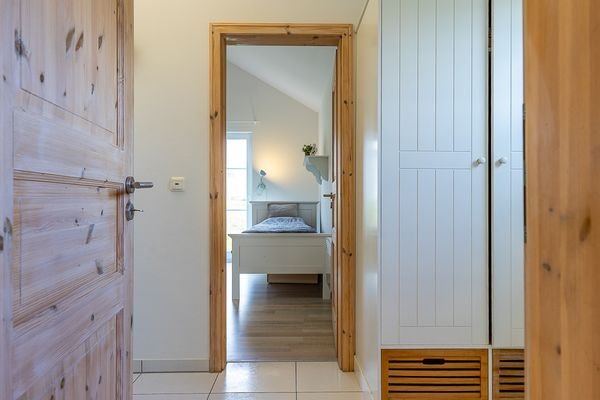 Flur mit Blick auf Schlafzimmer 1