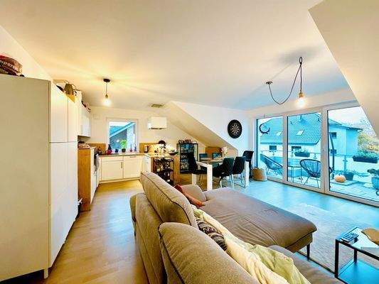 Wohn-Esszimmer mit Blick zur Küche