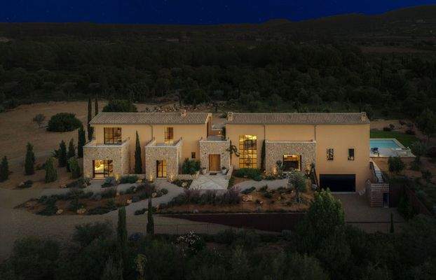 Hauptfassade am Abend