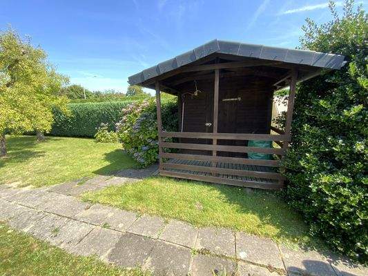 praktische Gartenhütte für die Gartengeräte