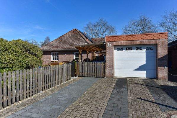 Einfahrt / Garage mit Sektionaltor & 2 Außenstellplätze