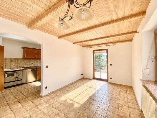 Esszimmer mit Zugang zur Terrasse