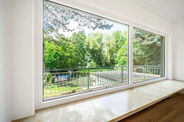 Wohnzimmer mit Blick in den Garten und die Marina