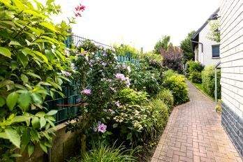 Zuweg zu beiden Häusern