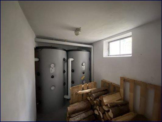 Holzheizung mit Holzlagerfläche