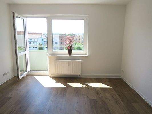 Wohnzimmer mit Balkon