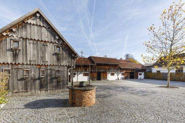 Innenhof mit Gaststube, Brunnen und Scheune