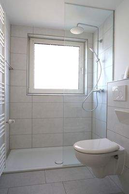 Tageslichtbad mit ebenerdiger Dusche