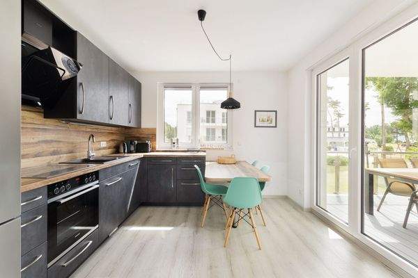 Küche mit Balkonzugang