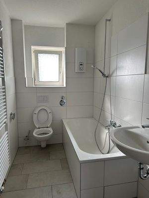 Tageslichtbad mit Wanne.jpg