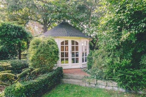 gepflegtes Gartenhäuschen