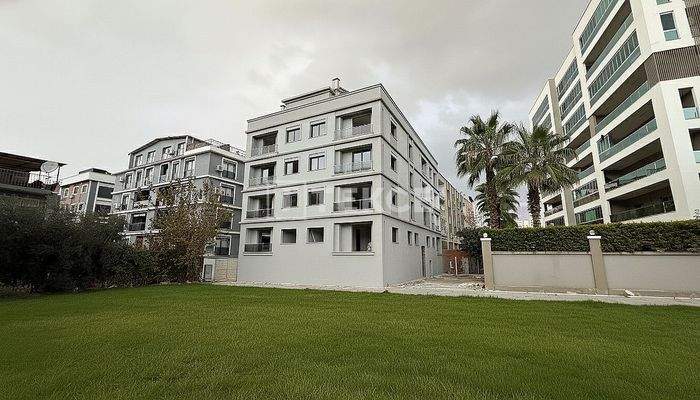 Apartment with Balcony and Elevator Building in Karşıyaka İzmir