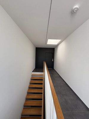 Treppenhaus mit Aufzug