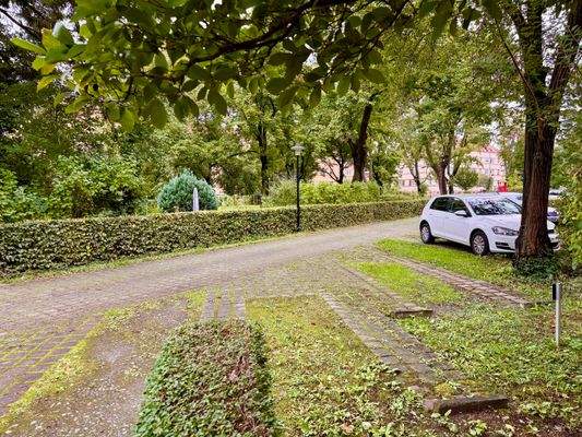 Zur Wohnung gehörender Stellplatz