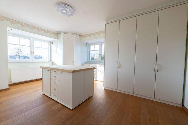 OG begehbarer Kleiderschrank