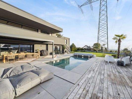 Poolbereich mit Liegefläche