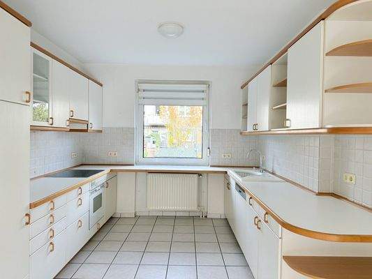 Küche mit Einbauküche 