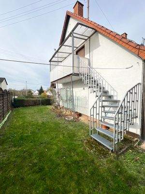 Hausansicht/Treppe zu OG