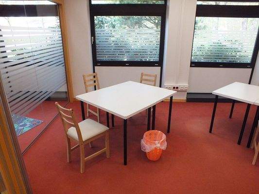 Trennwände aus Glas verbinden die Räume