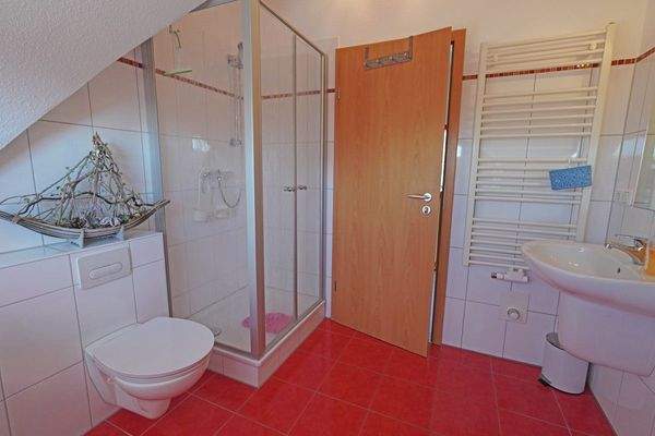 OG: Tageslichtbad mit Dusche