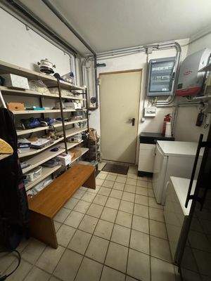 KellerEingansbereich mit Technik