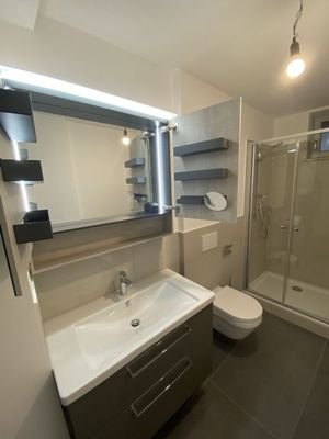 Badezimmer mit Spiegelschrank