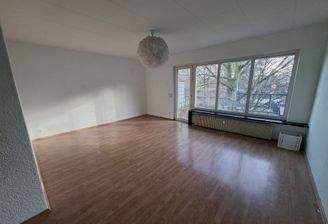 Wohnzimmer mit Blick in den Garten mit Balkon