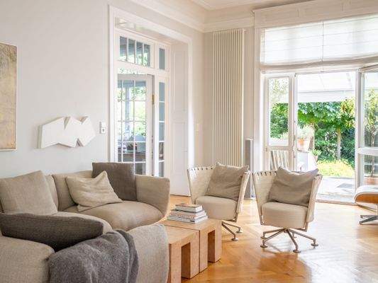 Wohnzimmer mit Tür zur Südterrasse