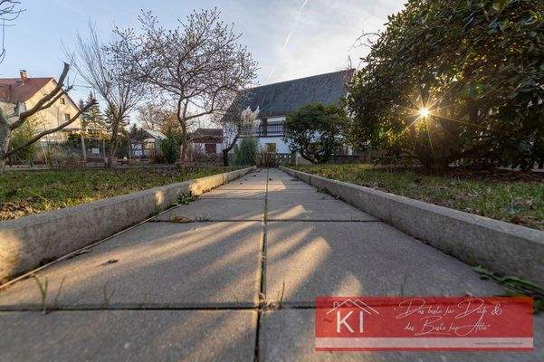 Zuwegung zum kleinen Carport