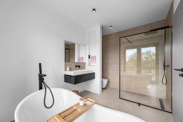 Bad mit Wanne & Dusche.jpg