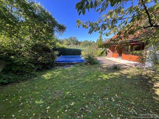 Garten mit Pool und Terrasse