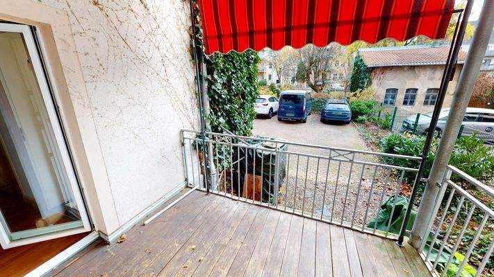 Den Morgenkaffee in der Sonne genießen Sie auf Ihrem Ostbalkon mit Blick auf Ihr Fahrrad und Auto