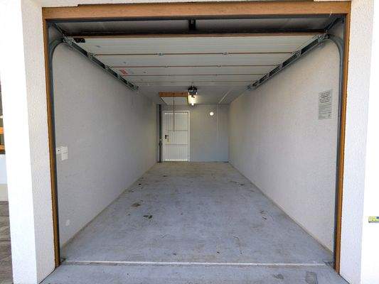 Einzelgarage mit elektrischem Tor