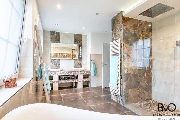 Stilvolles Vollbad mit hochwertigen italienischen Designfliesen