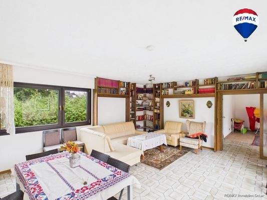 RE/MAX Immobilien DeLux Einfamilienhaus Wallerfangen-Oberlimberg Bibliothek 1