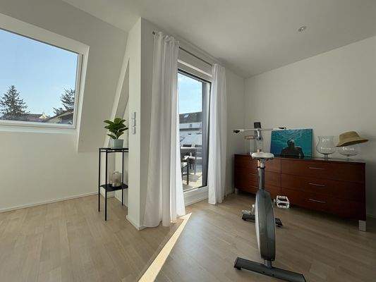 Schlafzimmer mit Zugang zum Balkon