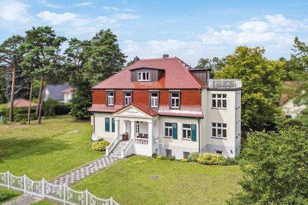 Vorderer Gebäudeansicht mit dem seitlichen Anbau