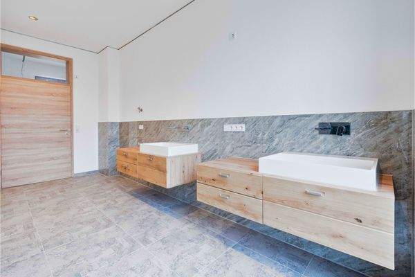 Duschbad mit Waschbecken