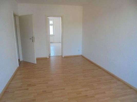 Wohnzimmer mit Zugang Küche