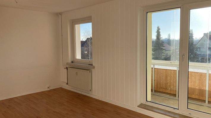 Wohnzimmer mit Ausgang zum Balkon