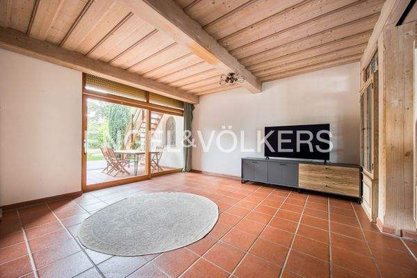 Wohnbereich mit Zutritt auf die Terrasse und in den Garten