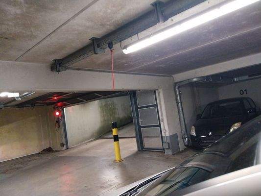 Tiefgarage mit geparktem Auto