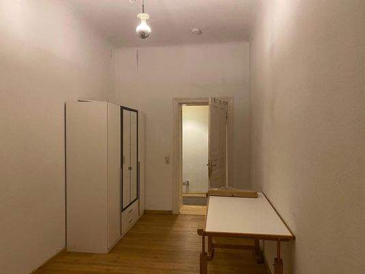 linkes Zimmer zur Straßenseite 