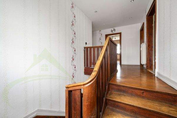 Treppe mit Blick in den Flur