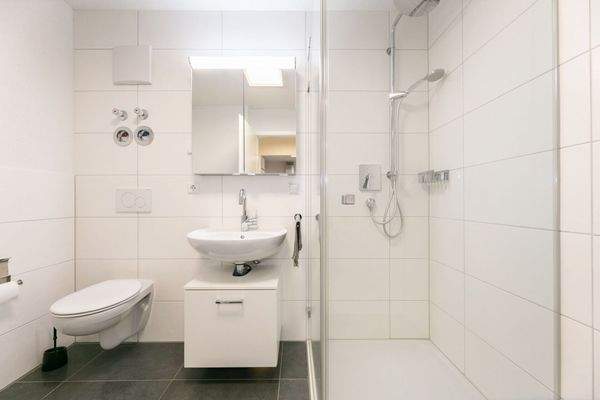 Badezimmer mit WC, Waschbecken, Dusche und WM-Anschluss